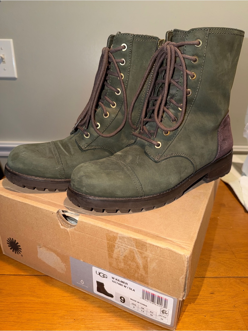 Womens UGG combat boots Size 9 - Picture 3 of 7